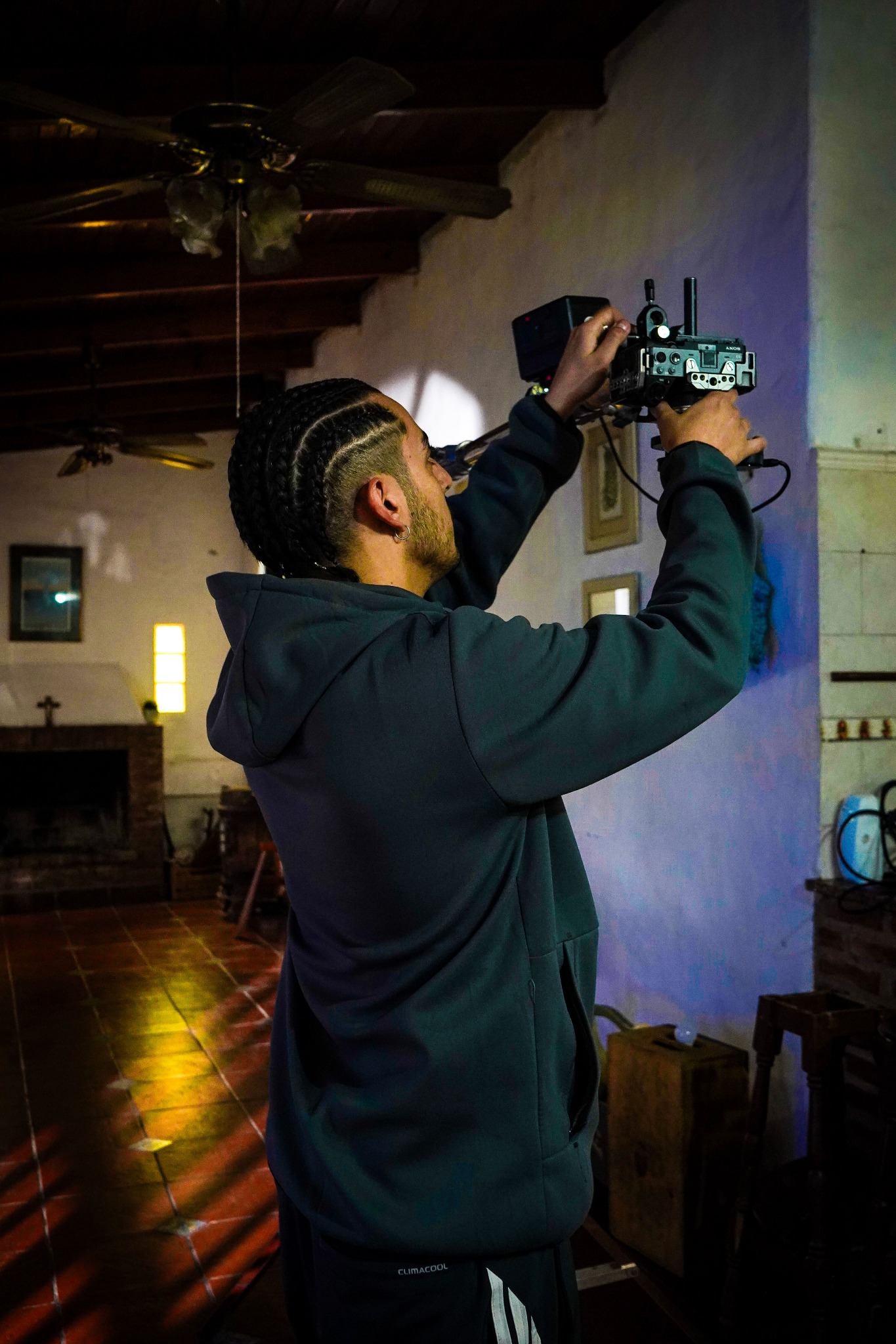 Augusto trabajando con cámara durante un rodaje